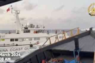 En esta imagen, tomada de un video distribuido por las Fuerzas Armadas de Filipinas, un barco de la Guardia Costera de China bloquea el paso al buque de reabastecimiento fiIipino Unaizah May 4 en las inmediaciones de un disputado atolón, en el Mar de la China Meridional, el 23 de marzo de 2024. (Fuerzas Armadas de Filipinas vía AP)
