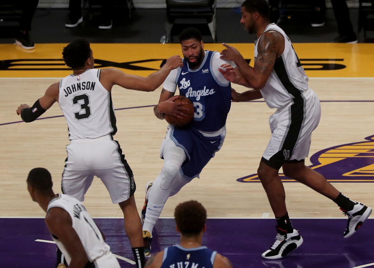 Lakers' Anthony Davis splits the defense of the San Antonio Spurs.