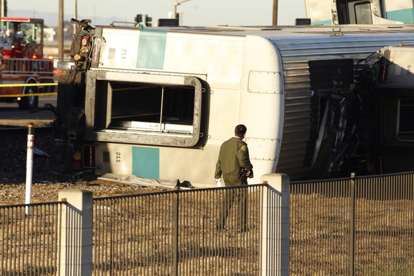 Metrolink train derails in Oxnard