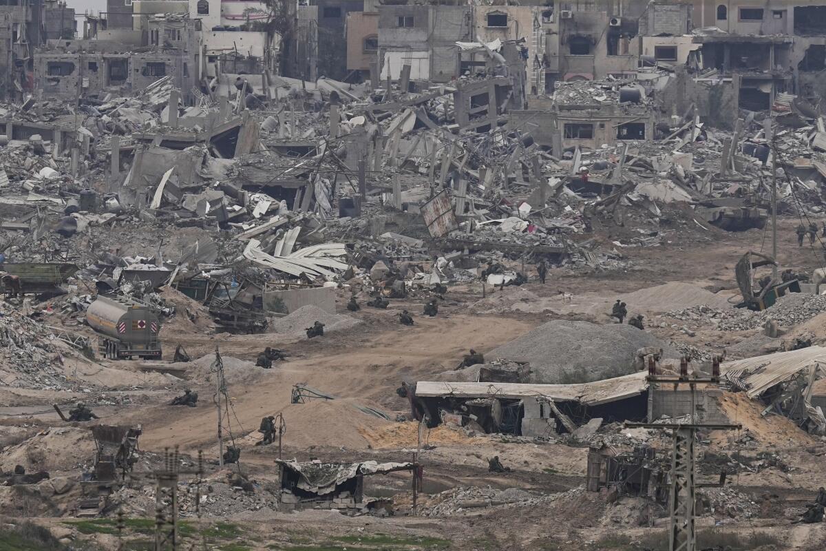 Fuerzas israelíes en la Franja de Gaza, vistas desde el sur de Israel, el 21 de diciembre de 2023..