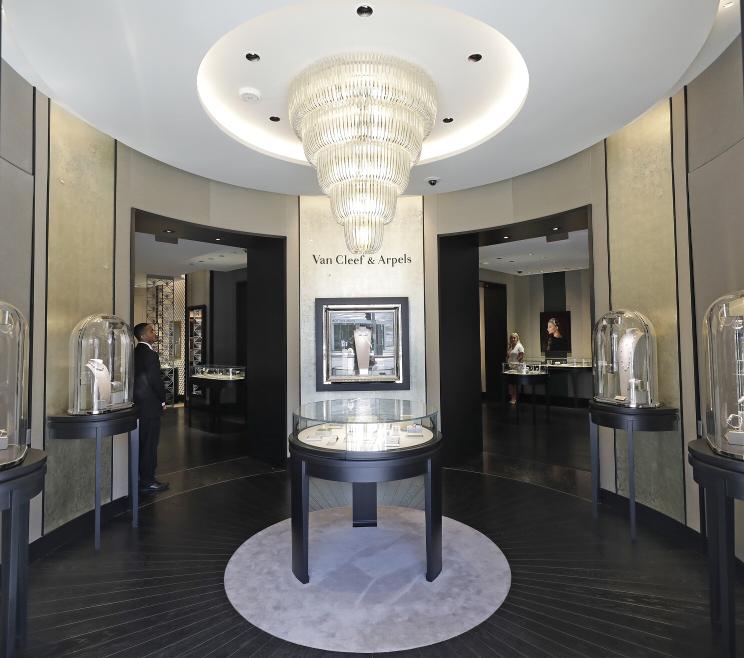 First look: Cleef & unveils renovated jewelry boutique with bar and dining room - Los Angeles