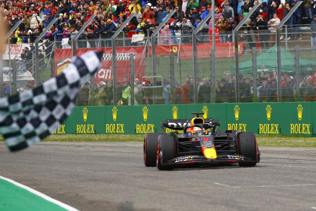El Red Bull de Max Verstappen cruza la meta y gana el GP de Emilia Romagna en Imola (Italia) 
