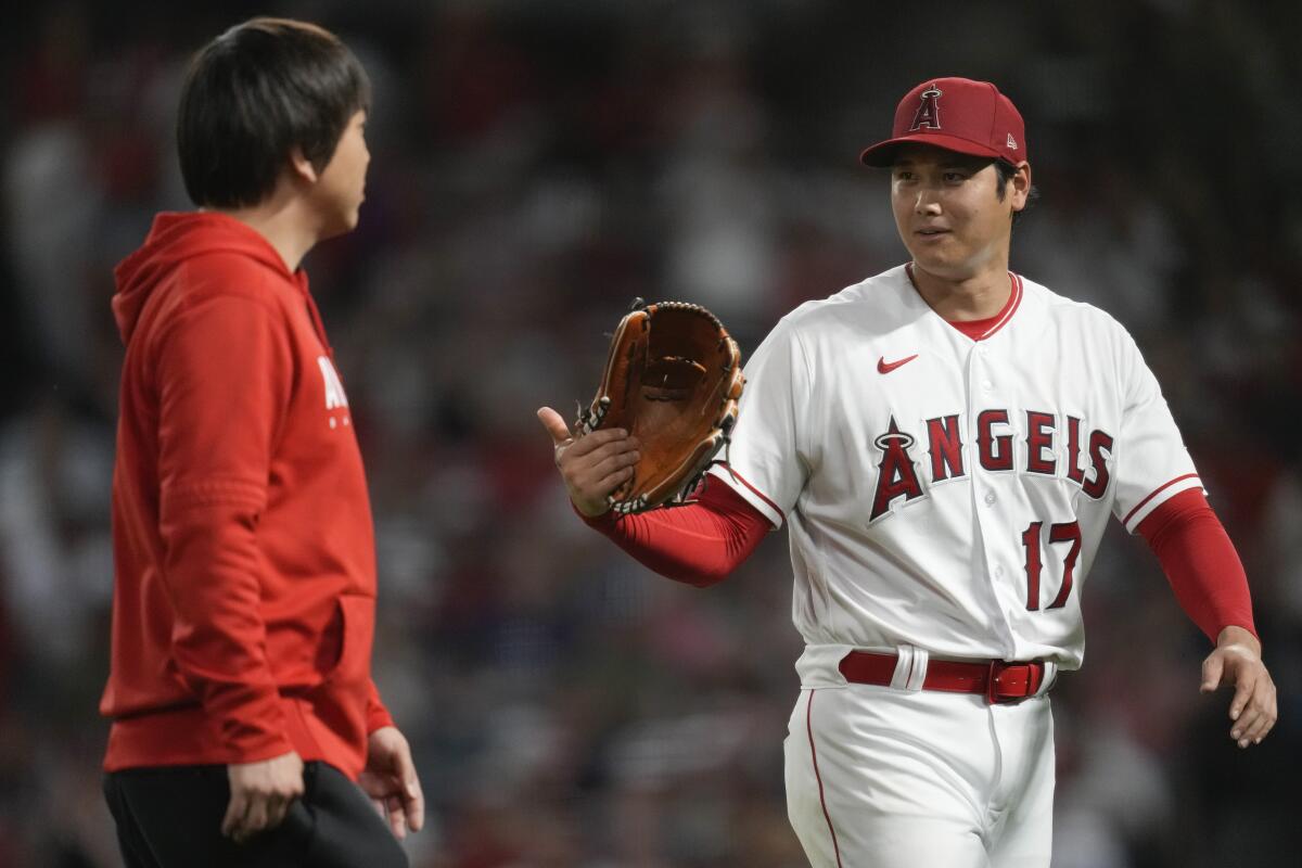 El japonés Shohei Ohtani habla con 