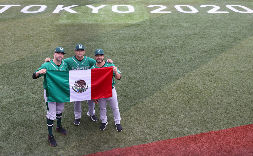 Oliver Pérez, Manuel Panuvelos y Manuel Barrera portaban la bandera mexicana.