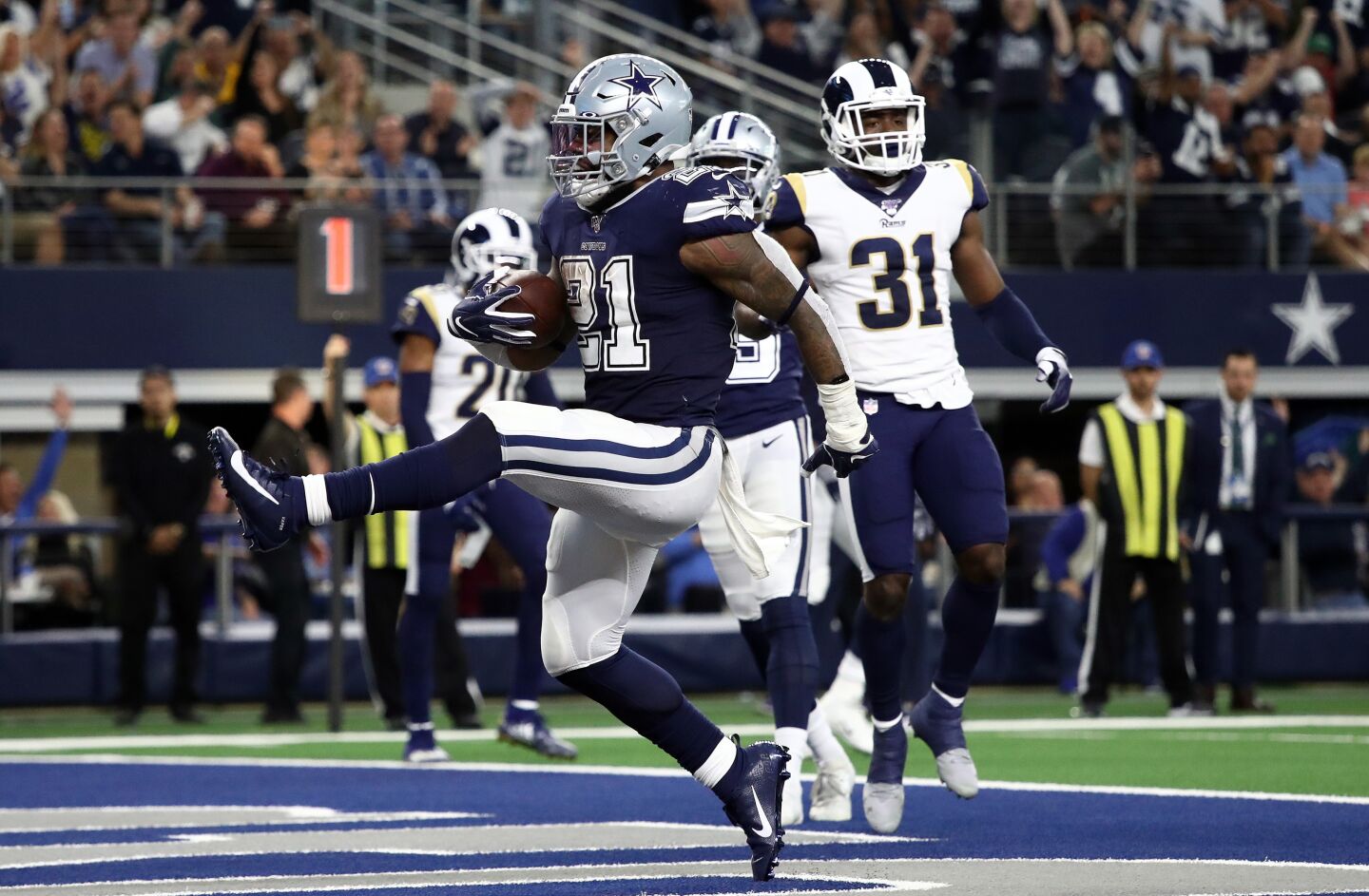 Dallas Cowboys running back Ezekiel Elliott scores a touchdown against the Rams in the second quarter.