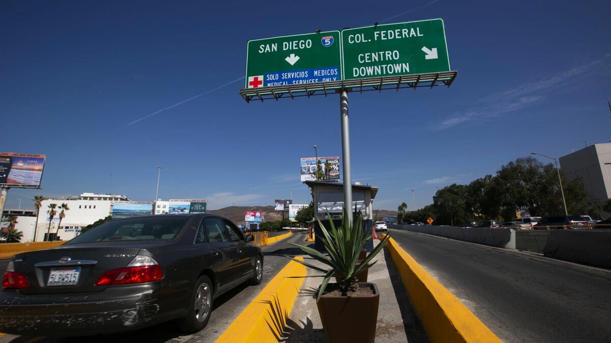 Un automóvil viaja en el carril de cruce de fronteras para pacientes médicos que se dirigen a EE.UU, en el puerto de entrada de San Ysidro. El programa de pases Fast Lane comenzó en 2011.
