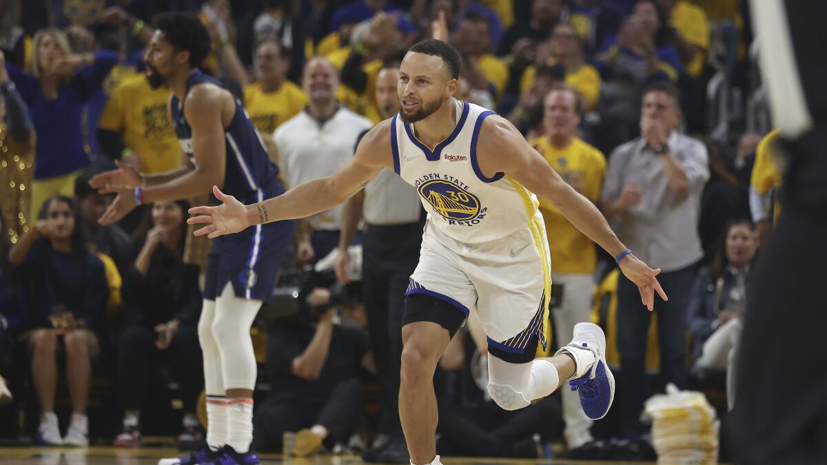 NBA Finals: Stephen Curry scores 43 as Warriors tie series - Los Angeles  Times