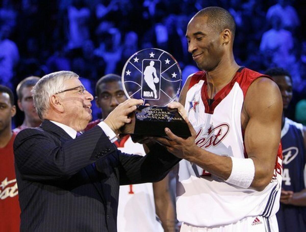 Kobe Bryant recibe el trofeo de MVP en 2007.