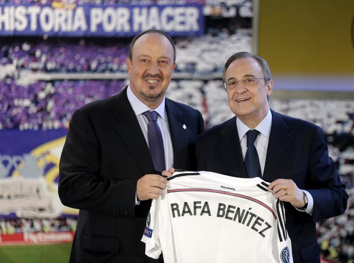 El nuevo entrenador del Real Madrid, Rafa Benítez (izq), acompañado por el presidente del club, Florentino Pérez.