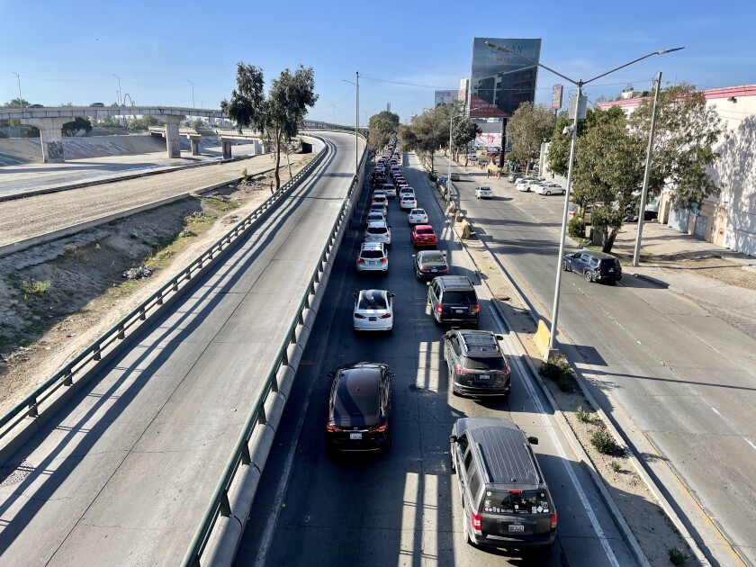 La fila Ready Lane en la Vía Rápida de Tijuana este martes 9 de noviembre de 2021
