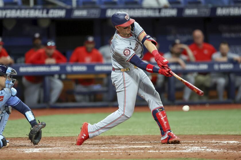 El mexicano Joey Meneses, de los Nacionales de Washington, se poncha en el juego del domingo 30 de junio de 2024, ante los Rays de Tampa Bay (AP Foto/Mike Carlson)