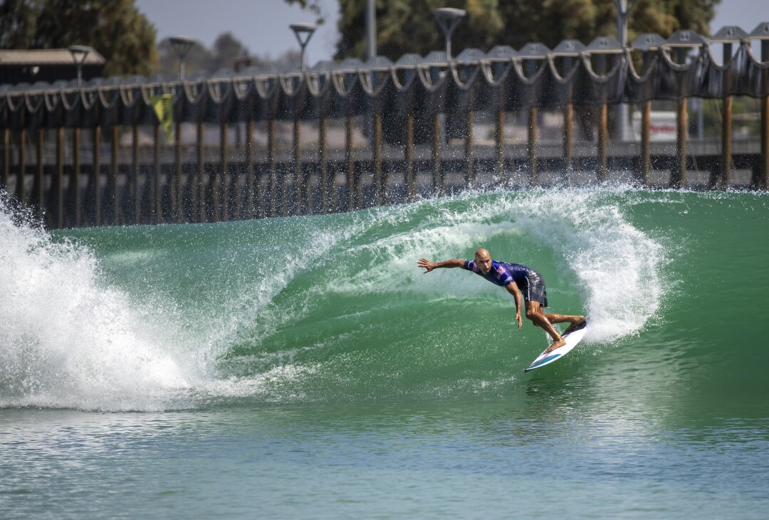 Kelly Slater fait une vague de shutdown.