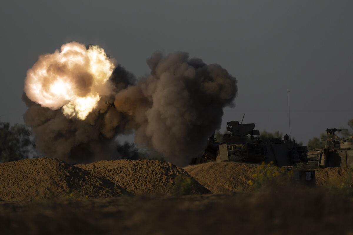 Una unidad móvil de artillería de Israel dispara desde el sur de Israel 