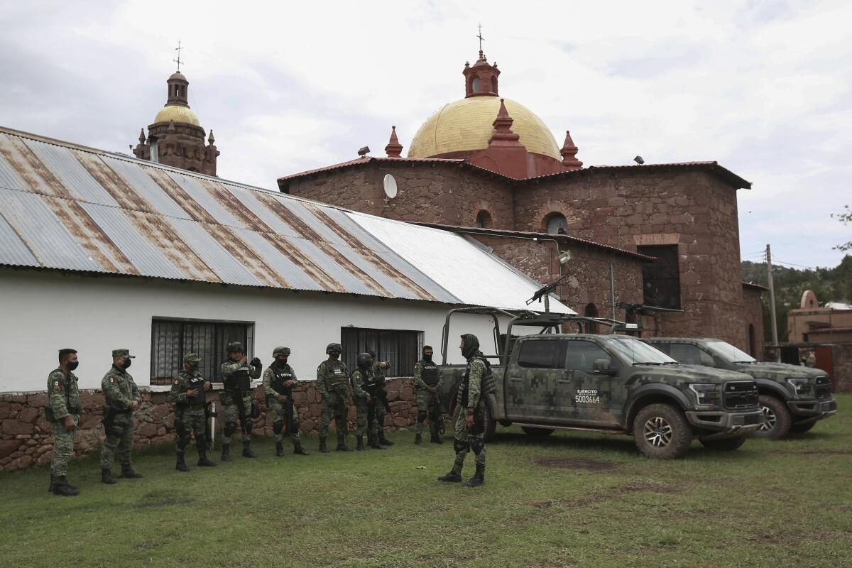 Soldados mexicanos toman posiciones en una iglesia de Cerocahui (México) 