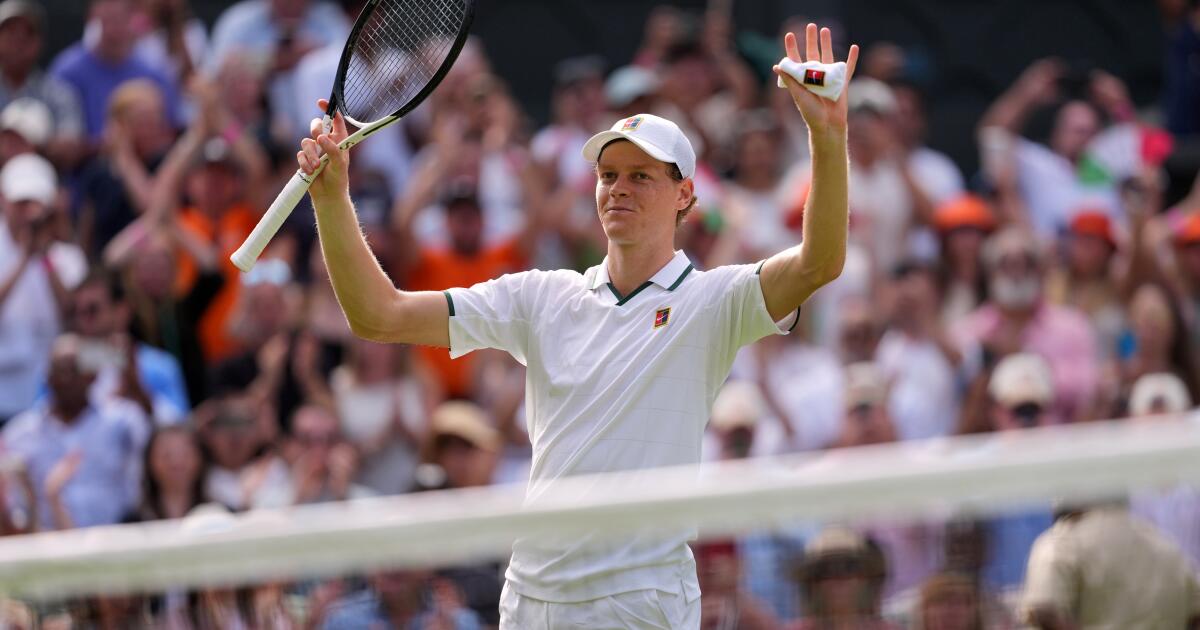 Photo: latimes.com Jannik Sinner celebra tras vencer Miomir Kecmanovic durante el torneo de Wimbledon, el lunes 29 de junio de 2026, en