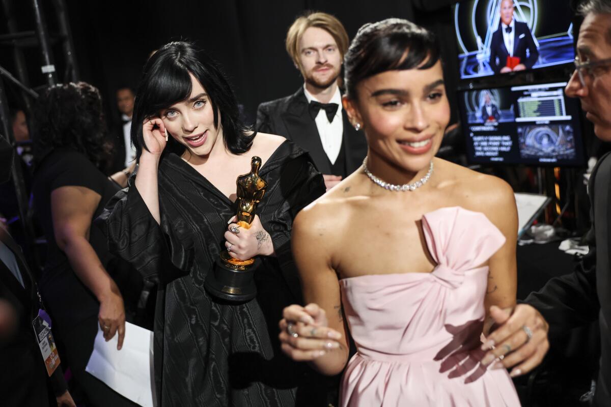 Billie Eilish sostiene su Oscar a la mejor canción original "No Time To Die"