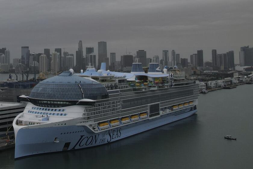 El Icon of the Seas, el crucero más grande del mundo, atracado en su puerto base en Miami, el 10 de enero de 2024. (Foto AP/Rebecca Blackwell, Archivo)