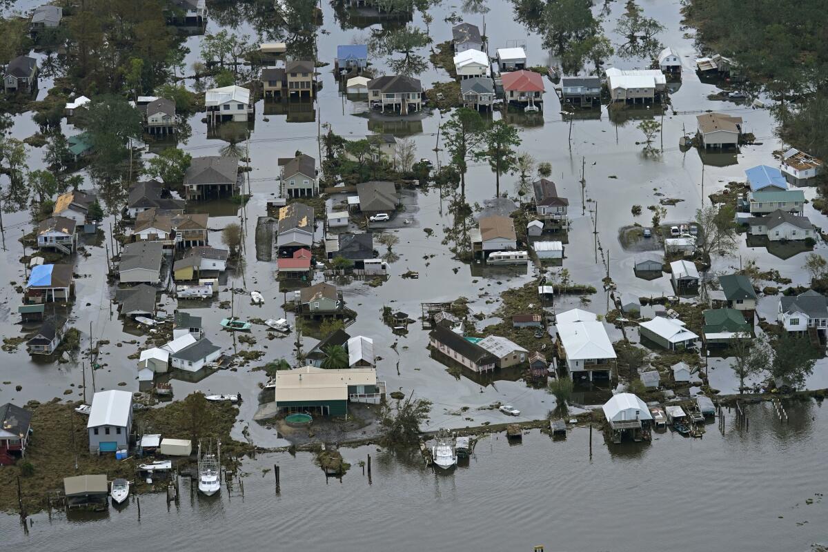 ARCHIVO - Una inundación se extiende por la localidad de Laffitte, Luisiana,