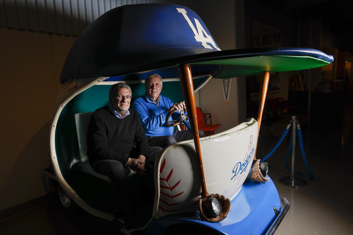 Dodgers yayıncıları Charley Steiner (solda) ve Rick Monday, Dodger Stadyumu'nda.