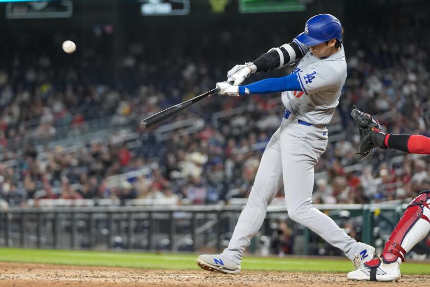 El japonés Shohei Ohtani, bateador designado de los Dodgers de Los Ángeles, batea un doble productor en la novena entrada del juego ante los Nacionales de Washington, el miércoles 24 de abril de 2024 (AP Foto/Alex Brandon)