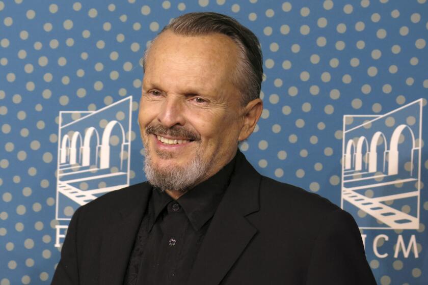 El cantante y actor español Miguel Bose posa en la alfombra roja de la película "Tacones lejanos" en el Festival Internacional de Cine de Morelia en Morelia, México, el 23 de octubre de 2023. (Foto AP/Berenice Bautista)