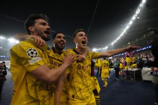 Los jugadores del Borussia Dortmund festejan tras derrotar al París Saint-Germain en la semifinal de la Liga de Campeones, el martes 7 de mayo de 2024 (AP Foto/Frank Augstein)