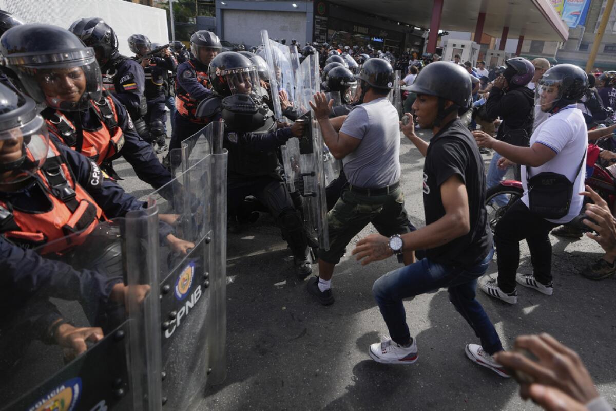 Los manifestantes cargan contra la policía 