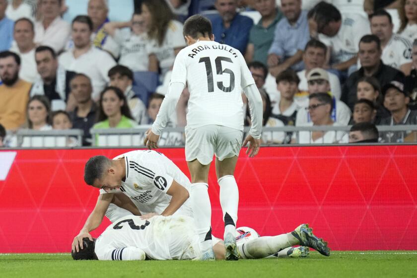 Lucas Vázquez trata de averiguar la condición de su compañero del Real Madrid, Dani Carvajal, quien se lastimó en el partido de La Liga ante el Villarreal, el sábado 5 de octubre de 2024 (AP Foto/Bernat Armangue)