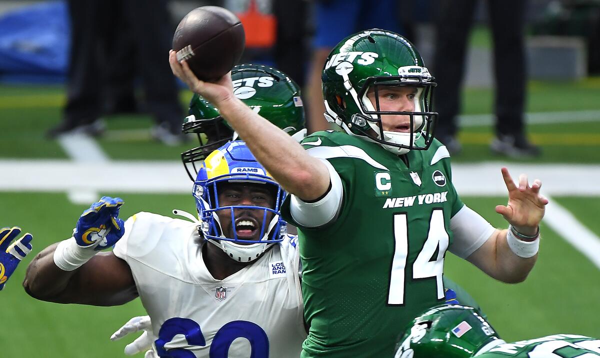 Jets quarterback Sam Darnold throws a pass in front of Rams defensive lineman Sebastian Joseph-Day.