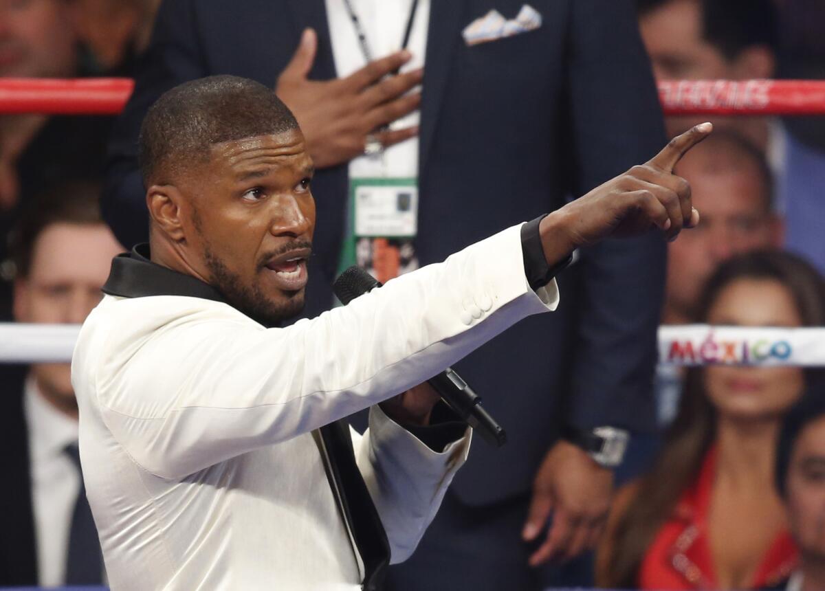 Jamie Foxx put his own spin on the national anthem on Saturday night before Floyd Mayweather beat Manny Pacquiao in Las Vegas. Some people were not amused.
