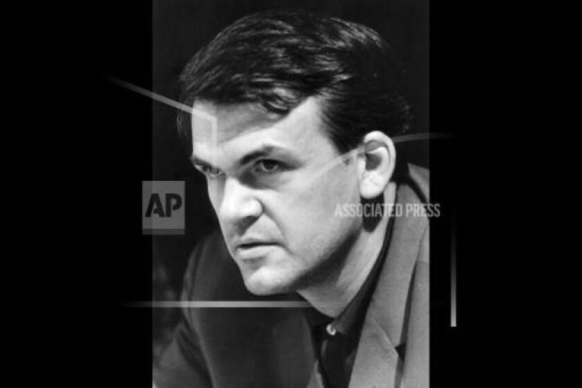 ARCHIVO - El autor checo Milan Kundera se ve en Praga, República Checa, el 27 de junio de 1967. Milan Kundera, cuyos escritos disidentes en la Checoslovaquia comunista le convirtieron en un autor que satirizó el totalitarismo desde el exilio, ha muerto en París, según dijeron medios checos el miércoles. Tenía 94 años. (Jovan Dezort/CTK via AP, Archivo)