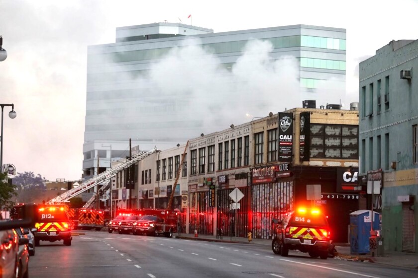 Los bomberos luchan contra un incendio en la escena de un incendio comercial en el 327 E. Boyd St. en el centro de la ciudad que ha herido a unos 10 bomberos y ha dejado varios edificios en llamas.