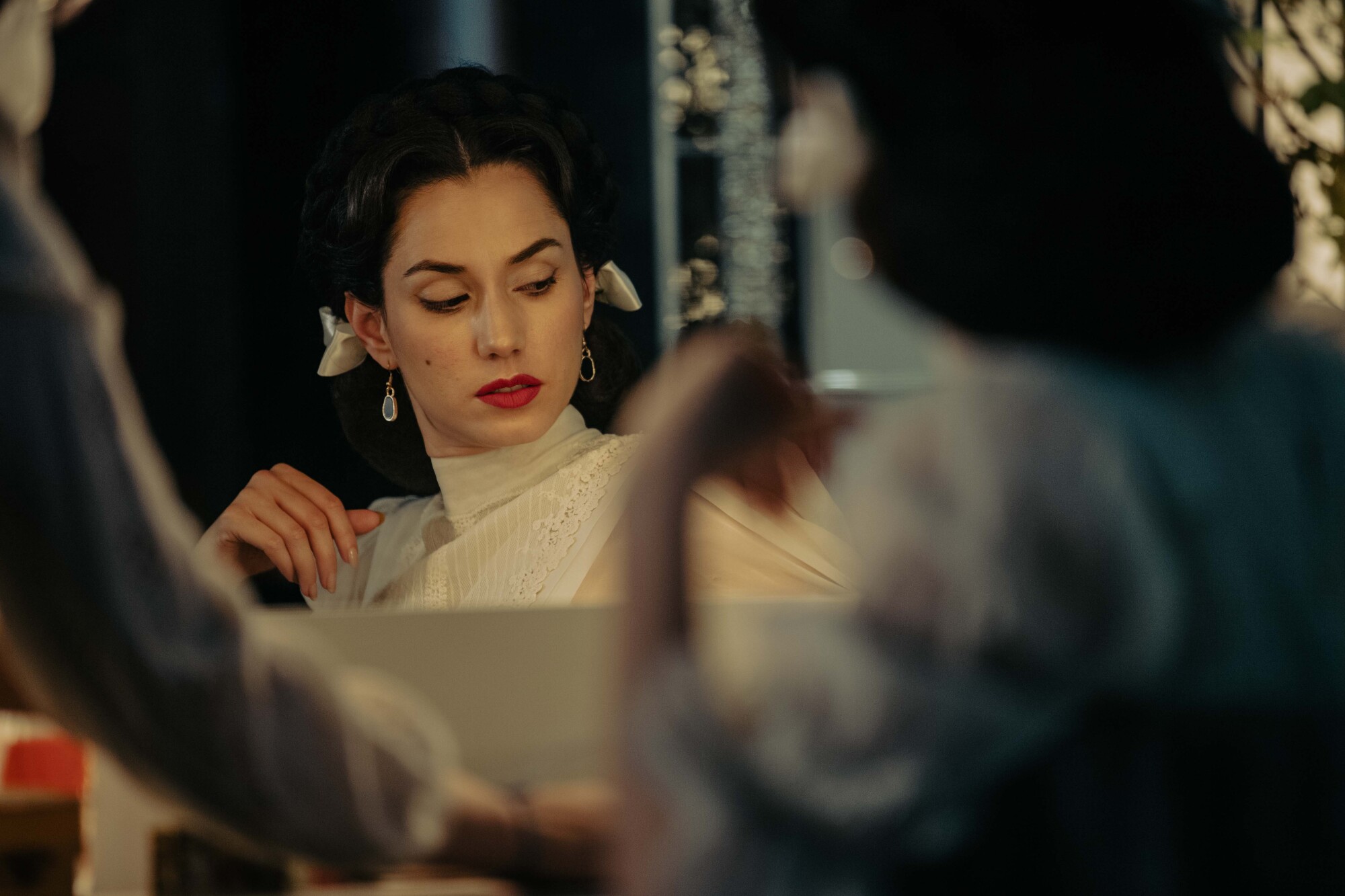 La actriz Ximena Romo le da vida a María Félix en su etapa más juvenil.