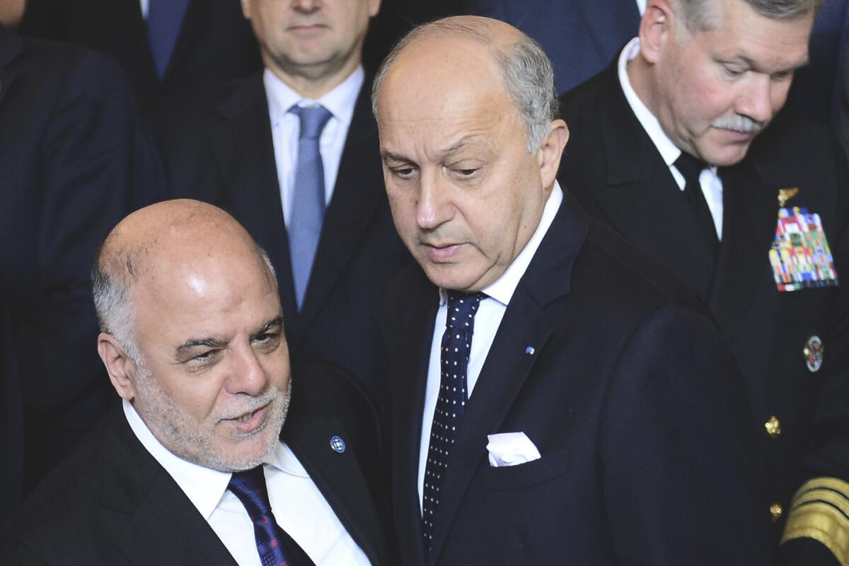 Primer ministro iraquí Haider al-Abadi, izquierda, y canciller francés Laurent Fabius asisten a una reunión de la coalición que combate al grupo Estado Islámico, en París, martes 2 de junio de 2015. (Stephane de Sakutin/Pool Photo via AP)