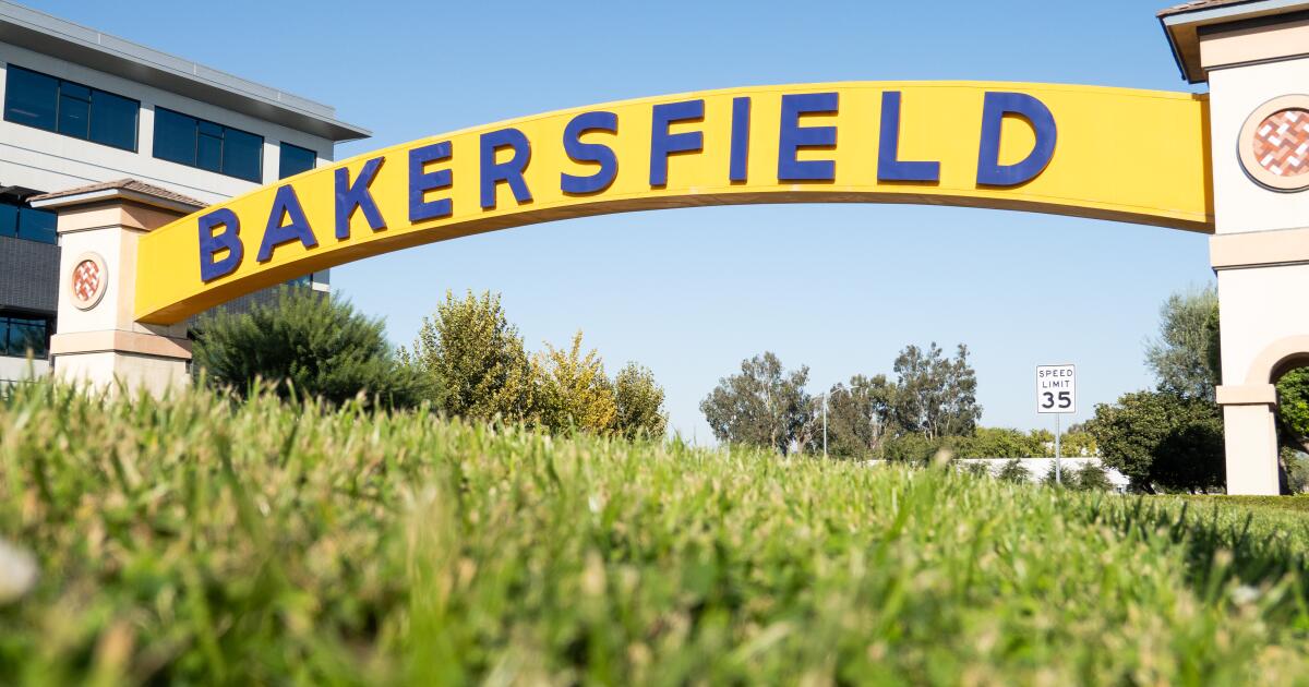 Bakersfield detective accused of trying to coerce girl to send explicit material over Instagram