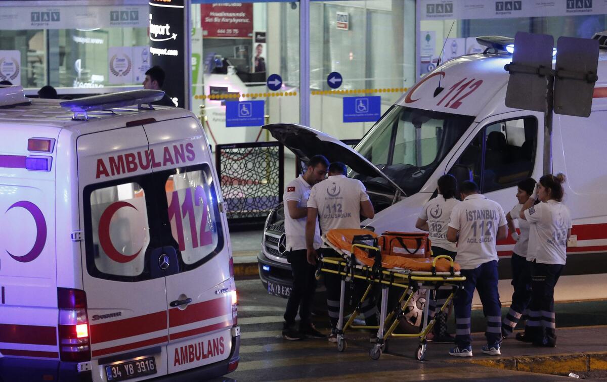 Médicos esperan para ayudar heridos tras un atentado perpetrado hoy en el mayor aeropuerto de Estambul, que ha causado al menos diez muertos y numerosos heridos. EFE/SEDAT SUNA