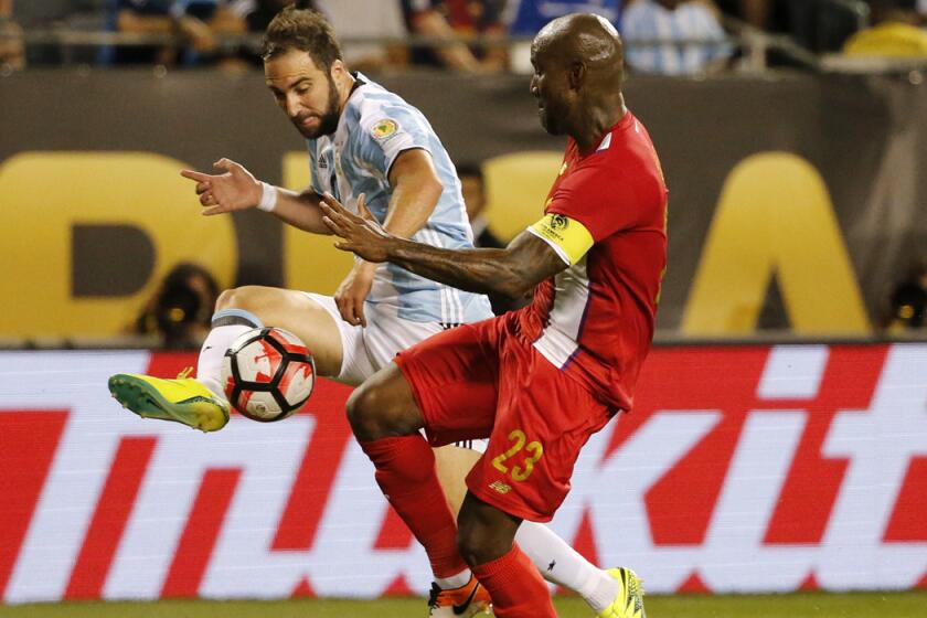 Panama's Felipe Baloy, right, blocks a shot by Argentina's Gonzalo Higuain during a Copa America Centenario Group D match on Friday.