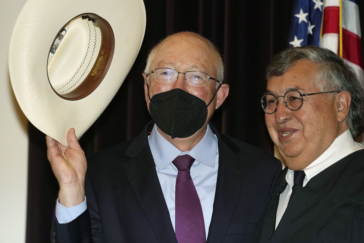 Ken Salazar (i) saluda con el sombrero luego de prestar juramento como el embajador de Estados Unidos en México.