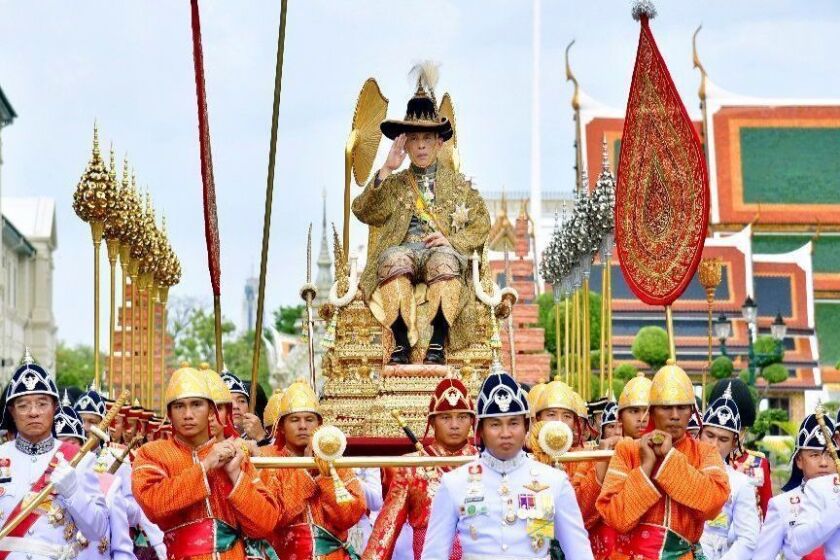 En esta foto publicada por el Departamento Real de Relaciones Públicas de Tailandia, el rey Maha Vajiralongkorn de Tailandia es transportado en el palanquín real por portadores reales durante su visita al Templo del Budismo Esmeralda, el sábado 4 de mayo de 2019, en Bangkok, Tailandia.  El sábado comenzaron tres días de elaboradas ceremonias centenarias para la coronación formal de Vajiralongkorn, quien ha estado en el trono durante más de dos años tras la muerte de su padre, el rey Bhumibol Adulyadej, quien murió en octubre de 2016 después de siete décadas en el trono. .  (Departamento Real de Relaciones Públicas de Tailandia vía AP)