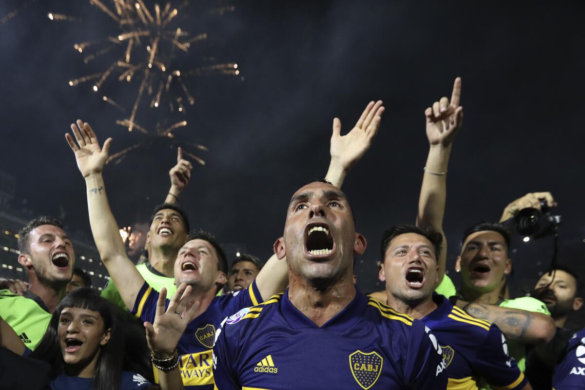 El delantero Carlos Tevez festeja con sus compañeros de Boca Juniors 