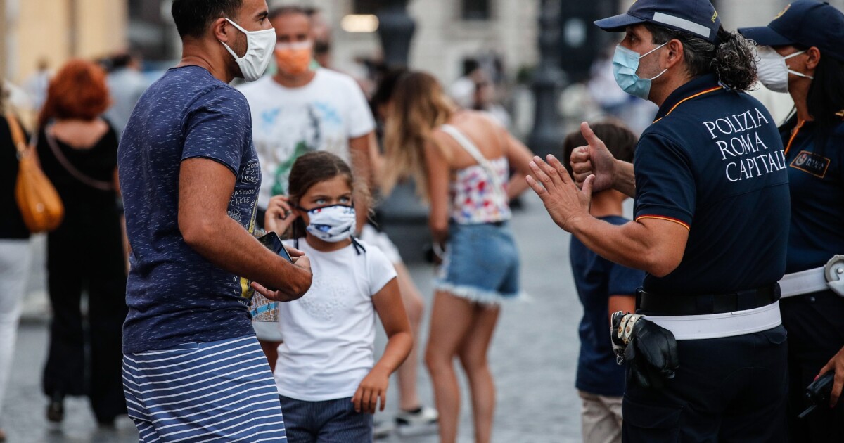 L’Italia revoca l’uso della mascherina all’aperto dall’11 febbraio