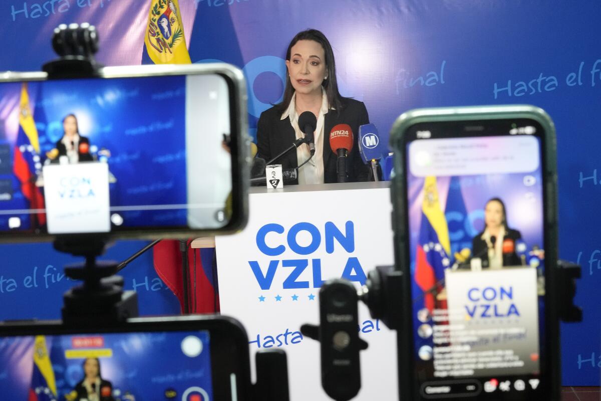 La aspirante presidencial de la oposición María Corina Machado da una conferencia de prensa 
