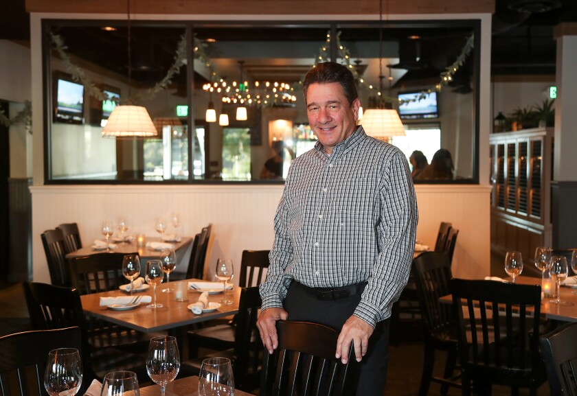 Il comproprietario Mike Rhodes si trova nella sala da pranzo del nuovo Domenico's on the Lake a Mission Viejo.