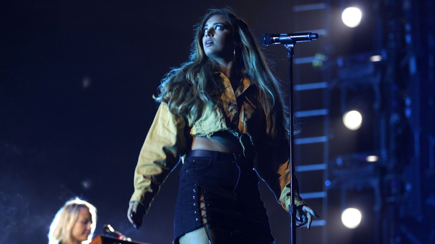Alina Baraz performs at the SDCCU Stadium on Oct. 8, 2017. (Photo by K.C. Alfred/The San Diego Union-Tribune)