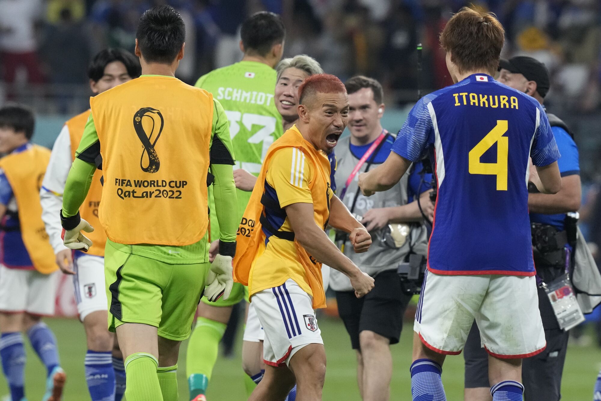 कतर के दोहा में खलीफा इंटरनेशनल स्टेडियम में जर्मनी को हराने के बाद जश्न मनाते जापान के खिलाड़ी