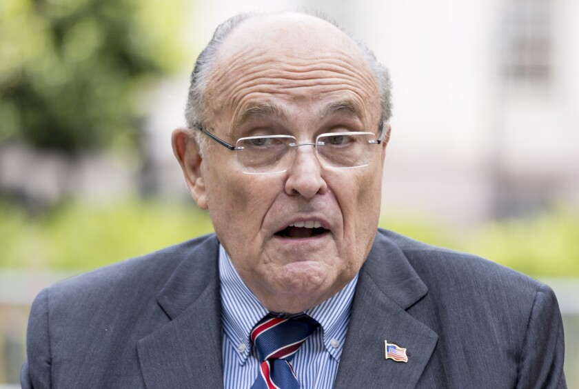 Exalcalde de Nueva York Rudy Giuliani golpeado en la espalda durante campaña