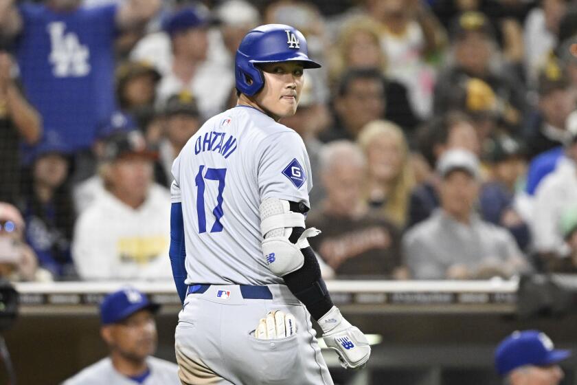 El japnés Shohei Ohtani, bateador designado de los Dodgers de Los Ángeles, vuelve a la cueva luego de poncharse en el juego del martes 30 de julio de 2024, ante los Padres de San Diego (AP Foto/Denis Poroy)