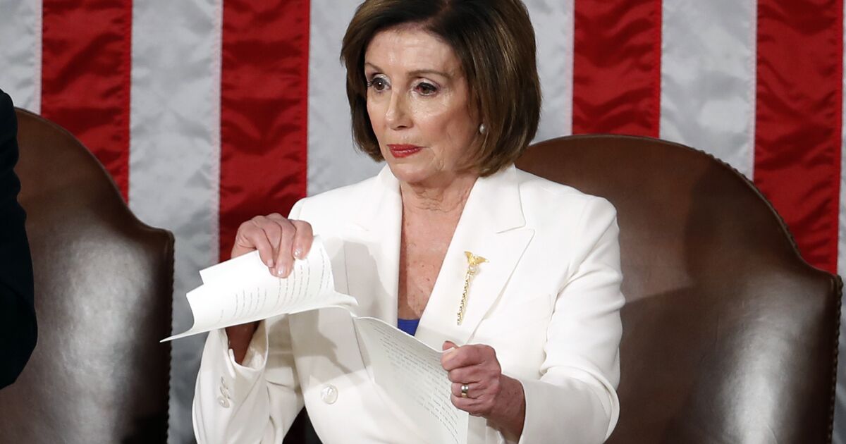 Pelosi tears Trump's speech. Right there on the podium - Los Angeles Times