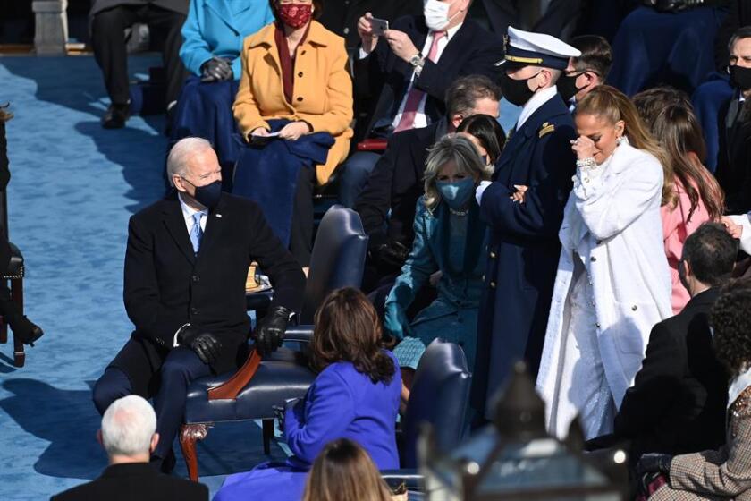 Jennifer Lopez, visiblemente conmovida, es observada por el presidente Biden