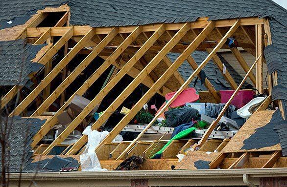 Deadly twister touches down in Oklahoma - roof damage